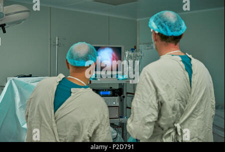 Ärzte im Operationssaal arbeiten Stockfoto