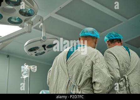 Ärzte im Operationssaal arbeiten Stockfoto