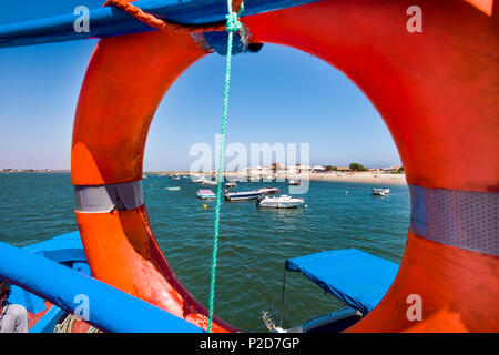 Fähre nach Armona Insel, Blick durch Rettungsring, Olhao, Algarve, Portugal Stockfoto