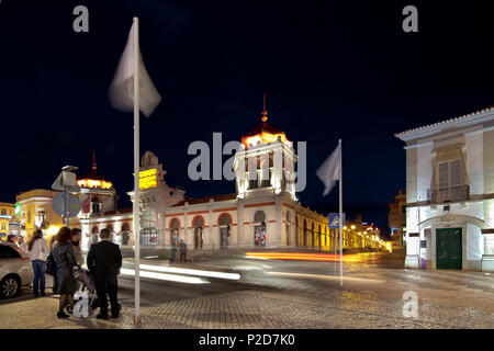 Halle bei Nacht, Loulé, Algarve, Portugal Stockfoto