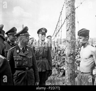 . Englisch: Heinrich Himmler in einem Kriegsgefangenenlager während des Zweiten Weltkrieges 2. Der Gefangene von einigen britischen Soldaten zu sein behauptet wird, Horace Greasley. Diese Identifizierung ist umstritten. #: Horace Greasley. zwischen 1940 und 1941. Heinrich Hoffmann Collection (ausländische Aufzeichnungen beschlagnahmt) 24 Himmler inspiziert Kriegsgefangenenlager Stockfoto
