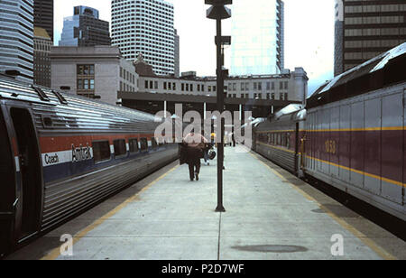 . Englisch: Amtrak und MBTA Züge bei South Station im Jahr 1988. Vom 4. Oktober 1988. Hikki Nagasaki 4 Amtrak und MBTA in South Station, Oktober 1988 Stockfoto