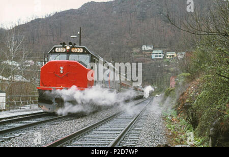 . Englisch: Der Bergsteiger bei Welch Station im März 1975. März 1975. Hikki Nagasaki 4 Amtrak Bergsteiger bei Welch Bahnhof ankommen, März 1975 Stockfoto