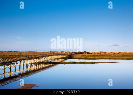 Brücke über die Lagune, Quinta Do Largo, Naturpark Ria Formosa, Algarve, Portugal Stockfoto