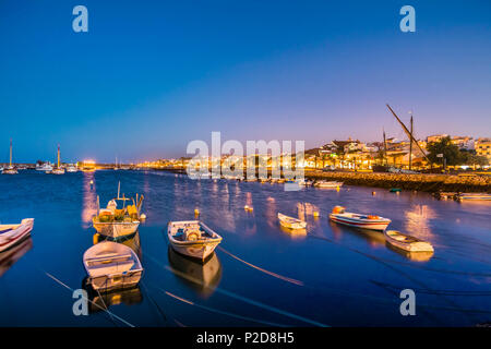 Blick vom Hafen in Richtung Altstadt in der Dämmerung, Lagos, Algarve, Portugal Stockfoto