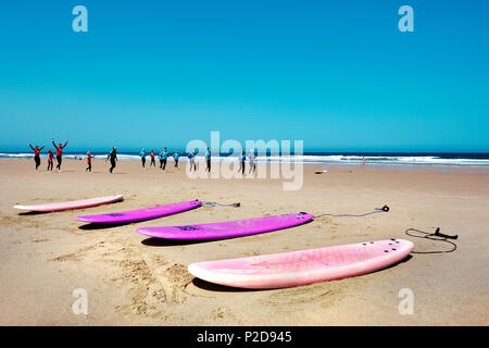 Surfer, Praia da Bordeira, Carrapateira, Costa Vicentina, Algarve, Portugal Stockfoto