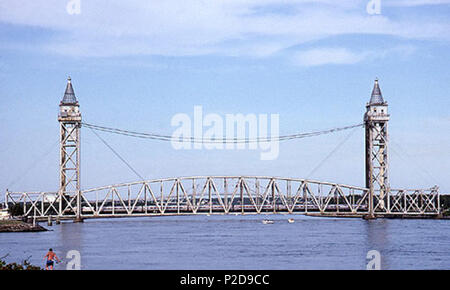 . Deutsch: Das Cape Codder Überquerung des Cape Cod Canal im Juli 1991. 2. Juli war Dienstag, auf dem der Zug nicht in der Regel; sie kann zusätzliche, Service für den 4. Juli Urlaub. Vom 2. Juli 1991. Hikki Nagasaki 11 Cape Codder auf Cape Cod Canal Railroad Bridge, Juli 1991 Stockfoto