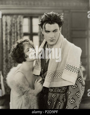 . Englisch: Kinder der Scheidung (Film) 1927. Frank Lloyd, Direktor. L-R: Clara Bow, Gary Cooper. Famous-Players - Lasky, Paramount Pictures. 1927. Famous-Players - Lasky, von größter Bedeutung. Frank Lloyd, Richt. 12 Kinder der Scheidung (Film) 1927. Frank Lloyd, Direktor. L-R, Clara Bow, Gary Cooper Stockfoto