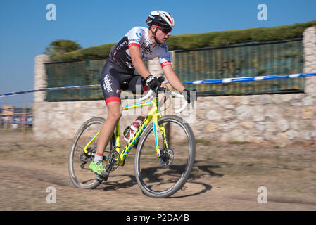 Burgos, Spanien - Oktober 12, 2017: ein Radfahrer konkurriert in Fresno de Rodilla II Cyclocross Ereignis in Burgos, Spanien. Stockfoto