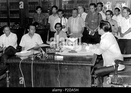 . Englisch: philippinische Präsident Ferdinand E. Marcos Dialoge mit Studenten und Dozenten der Universität der Philippinen in der malacañang im Januar 1970. 23. Mai 2015. Malacañang Palace 43 Präsident Marcos Dialoge mit bis Studenten Stockfoto