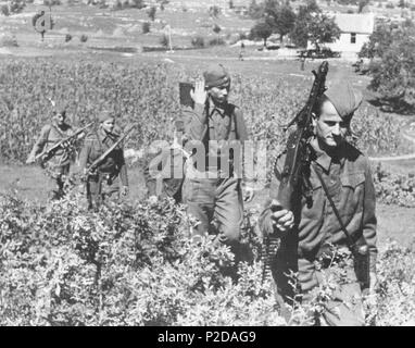 . Italiano: Partigiani della Seconda brigata Dalmata in Marcia in Montenegro nell'Estate 1944. 1944. Unbekannt 15 Dalmati con MG42 Stockfoto