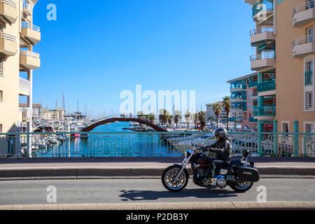 Frankreich, Var, Frejus, Port Frejus, Brücke über den Kanal der Avenue du Marechal Leclerc und die Fußgängerbrücke Stockfoto