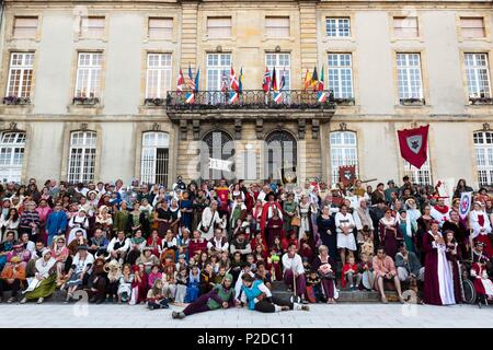 Frankreich, Calvados, Bayeux, Bayeux Mittelalter-Fest, Gruppenfoto vor dem Rathaus Stockfoto