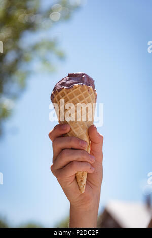 Mädchen Hand Waffel Kegel mit Eis an einem sonnigen Tag Stockfoto