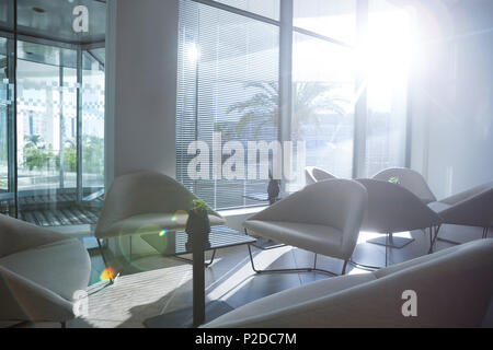 Leeren Tisch und Stuhl im Wartebereich von Office Stockfoto