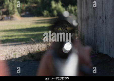 Verschwommene mann Ziel Sniper Rifle am Ziel im Schießstand Stockfoto