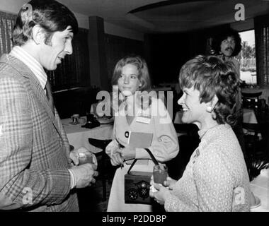 . Englisch: Schauspieler Leonard Nimoy chatten mit Frauen im Sheraton Yankee Clipper Hotel: Fort Lauderdale, Florida. Schwarz und Weiß, 8 x 10 Zoll Fotografie an der Staatlichen Bibliothek und Archive von Florida untergebracht. Lokale Rufnummer: PR 21603. Persistente URL: [1]. Zwischen Februar und Mai 1972 fotografiert. Von Roy Erickson 31 Leonard Nimoy 1972 fotografiert. Stockfoto