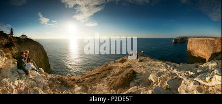 Familie am Leuchtturm am Cabo de Sao Vicente, Algarve, Portugal Stockfoto