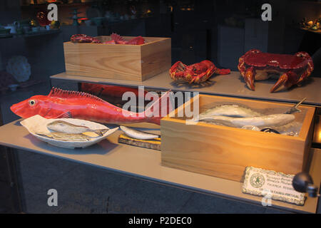 Fenster Display in Porto, Portugal mit keramischen Meeresfrüchte Stockfoto