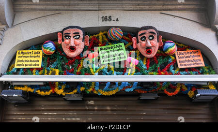 Dekorationen über eine shopfront für das Festival von St. John von Porto in Portugal Stockfoto