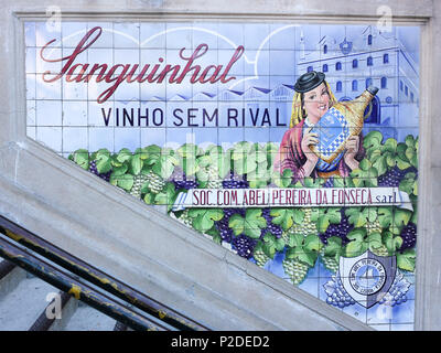 In einem Weingut Werbung auf Fliesen an den Markt Bolhao in Porto, Portugal Stockfoto