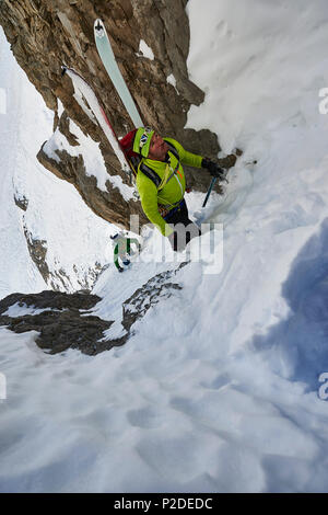 Zwei Männer Skitouren auf dem Weg zur Cima d'Agola im Bereich der Brenta Dolomiten Madonna di Campiglio, Skitour, Brenta Gebirge, Stockfoto