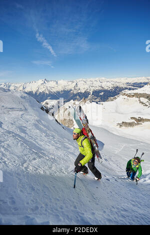 Zwei Männer sind Skitouren auf dem Weg zur Cima d'Agola im Bereich der Brenta Dolomiten Madonna di Campiglio Ski, Klettern, Skitou Stockfoto