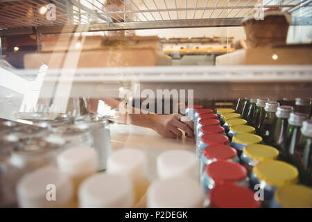 Arbeitnehmer, die die Gläser am Zähler Stockfoto