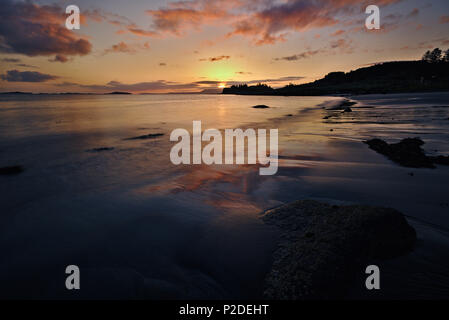 Isle of Skye, Schottland - Sandstrand in der Dämmerung mit roten Sonnenaufgang in den nassen Sand reflektiert Stockfoto