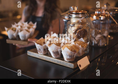 Close-up von Muffins und Kekse am Zähler Stockfoto