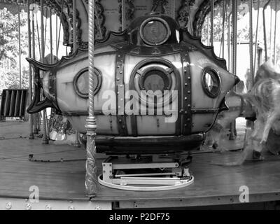 . Englisch: Lift in einem Merry-go-round, 'Nautilus' (Konzept 1900 International), in 20.000 Meilen unter dem Meer von Jules Verne inspiriert. Français: Élévateur utilisé dans un Manège, 'Nautilus' (Konzept 1900 International), inspiré de 20 000 Lieues Sous les Mers de Jules Verne. 20. März 2012. Programme nationale (Frankreich) 41 Foto elevateur Manege Nautilus bts cpi E51 2007 Stockfoto