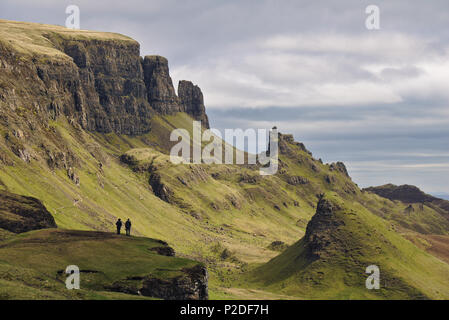 Quiraing, Isle of Skye, Schottland - bizarre Felslandschaft mit zwei menschliche Figuren stehen auf einer Klippe im Vordergrund. Stockfoto