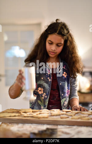11 Jahre alte Mädchen backen Weihnachtsplätzchen, Hamburg, Deutschland Stockfoto