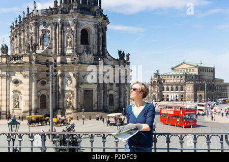 Weibliche Touristen mit Stadtplan, Reiseführer, Blick von der Brühlschen Terrasse in Richtung Dresden Kathedrale, Katholische Hofkirche und Semperoper Stockfoto