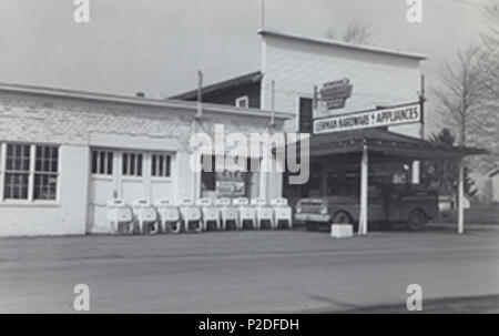 . Deutsch: Das Geschäft vor der Lehman Hardware in Kidron, Ohio, circa 1955. 10. Oktober 2012. Von Lehman Hardware 31 Lehmans Hardware Storefront Circe 1955 Stockfoto