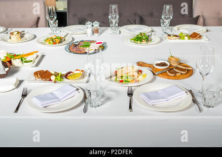 Serviert Tisch in einem Restaurant mit kalten Snacks. Stockfoto