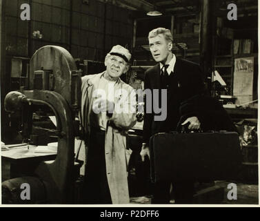 . Catalog#: 04 03408 Album: 34 Beschreibung: Produzent Leland Hayward und Jimmy Stewart als Lindbergh mit dem Geist Replikat für den Film den Geist von St. Louis. Datum: 1955 Name des Albums: Film Spirituosen - Vol. 1 Seite Anzahl: 11 Repository: <a href='Http://www.sandiegoairandspace.org/library/stillimages.html' rel='nofollow'> San Diego Air & Space Museum Archiv</a>. 2. September 2011, 14:25:34. SDASM Archive 43 Hersteller Leland Hayward und Jimmy Stewart als Lindbergh mit dem Geist Replikat für den Film den Geist von St. Louis Stockfoto