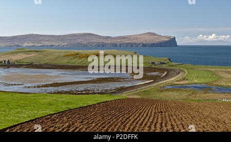 Isle of Skye, Schottland - Blick über Ardmore zeigen auf weit entfernten Dunvegan Kopf mit hoch aufragenden Klippen und den tiefblauen Ozean Stockfoto