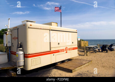 MONTAUK, NEW YORK - 8. JUNI: Der Graben mit Essen auf Rädern ist in der Nebensaison auf dem Parkplatz des berühmten Surfstrand Ditch Plains in Mont geschlossen Stockfoto