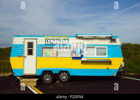 MONTAUK, NY - 8. Juni: eine Limonade und Eis Wagen auf dem Parkplatz in Montauk, New York durch populäre surfen Ditch Plains Strand gesehen wird auf Juni 8,2018. Stockfoto