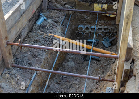 Blick in eine Ausgrabung mit freiliegenden Leitungen eines Power line Stockfoto
