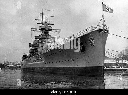 . English: Schlachtschiff SCHARNHORST im Hafen Englisch: deutsche Schlachtschiff SCHARNHORST im Hafen beim ersten abgeschlossen. Der Hinweis Schiff Abzeichen montiert auf Ihrem Bogen, und Schnee auf der rechten Seite. Anfang 1939. 50 Scharnhorst im Hafen angegeben Stockfoto