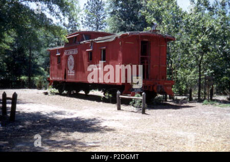 . Lokale Rufnummer: KOM 03443 Titel: Seaboard Railroad caboose am Tallahassee Jr. Museum Datum: April 1972 physikalische Beschreibungen: 1 Folie; Kol. Titel der Serie: Handelsministerium Sammlung Repository: Staatliche Bibliothek und Archive von Florida, 500 S. Bronough St., Tallahassee, FL 32399-0250 USA. Kontakt: 850.245.6700. Archives@Dos.state.fl.us Persistente URL: <a href='Http://www.floridamemory.com/items/show/93993' rel='nofollow'> Www.floridamemory.com/items/show/93993</a>. 1. April 1972, 00:00:00 Uhr. Florida Speicher 51 caboose Seaboard Railroad Museum auf dem Tallahassee jr. Stockfoto