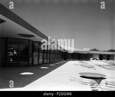 . Titel: [Seite Blick auf John gillin's House von Frank Lloyd Wright] Schöpfer: Richie, Robert Yarnall (1908-1984) Datum: 3. Oktober 1957 Teil von: Robert Yarnall Richie Fotos physikalische Beschreibung: 1 Negativ: Film; 12,4 x 17,6 cm ausgelegt. Datei: ag 1982 0234 4523 2 Seite opt.jpg Rechte: Bitte zitieren Southern Methodist University, zentralen Universitätsbibliotheken, DeGolyer Bibliothek wenn Sie dieses Image Datei. Eine qualitativ hochwertige Version dieser Datei kann gegen eine Gebühr durch Kontaktaufnahme mit Degolyer@smu.edu bezogen werden. Weitere Informationen finden Sie unter: digitalcollections.smu.edu/u?/ryr,102 Ansicht der Robert Yarnall Richie Foto Stockfoto