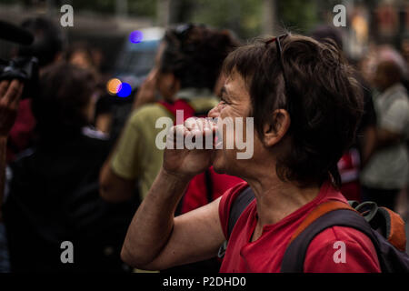 Manifestantes gritan Durante una manifestación/Demonstranten schreien während einer Demonstration Stockfoto