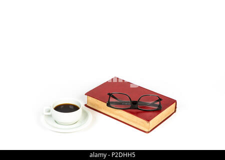 Ein roter vintage Buch, eine Tasse Kaffee und schwarzer Brille auf weißem Hintergrund. Stockfoto