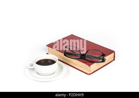 Ein roter vintage Buch, eine Tasse Kaffee und schwarzer Brille auf weißem Hintergrund. Stockfoto