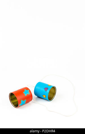 In der Nähe der bunten Hand bemalt können Spielzeug auf weißem Hintergrund Telefon. Stockfoto