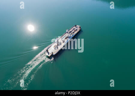 Segeln im türkisfarbenen Meer Wasser Stockfoto