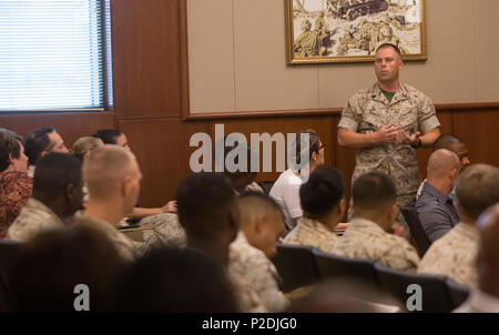 Gunnery Sgt. Micheal A. Bennett, die gleiche Chance, Berater für 4. Marine Flugzeugflügel Hauptquartier, teilt seine Erfahrungen mit suizidprävention nach Theater Lesung des Krieges Von "Ajax" bei Marine Corps Support New Orleans, Sept. 9, 2016. Der Zweck von Theater des Krieges militärische Publikum in einer Diskussion über Behavioral Health und der Suizidprävention durch eine szenische Lesung von Sophokles' Klassiker zu engagieren. (U.S. Marine Corps Foto von Sgt. Ian Leones/Freigegeben) Stockfoto